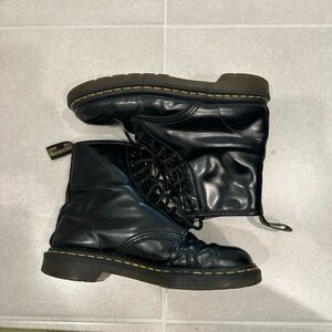 Dr. Martens *WORN* size 9 
1460 Women’s Smooth Leather Lace Up Boot